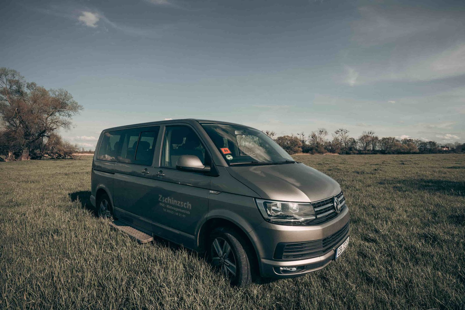 Grauer VW Multivan von Taxi Zschinzsch, geräumiger Großraumwagen